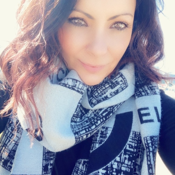 Meet your Posher, Kelli - Picture 3 of 3